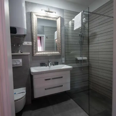 ゲストハウス Center Luxury 3 4*